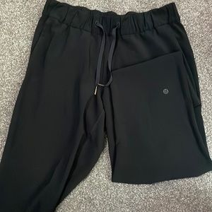Lululemon on the fly 28” drawstring pants